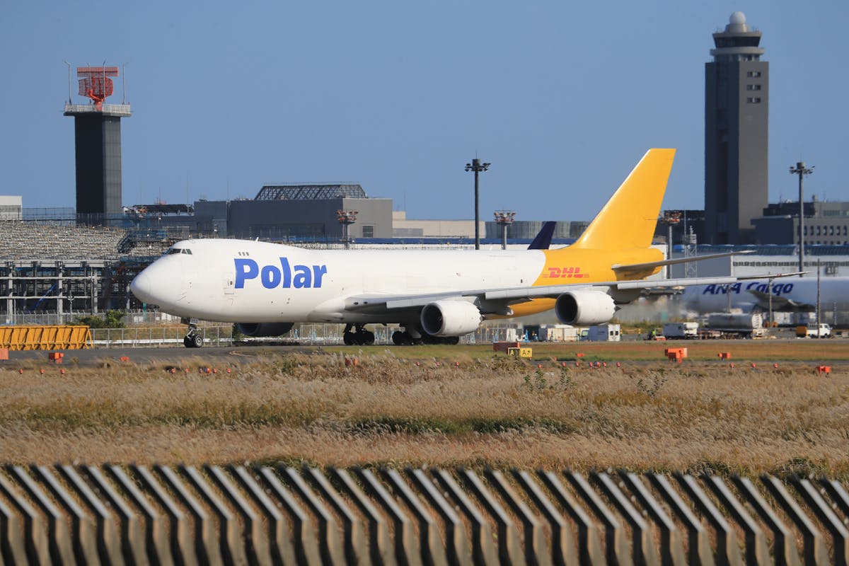 Aereo cargo in pista - logistica aerea vicino Malpensa