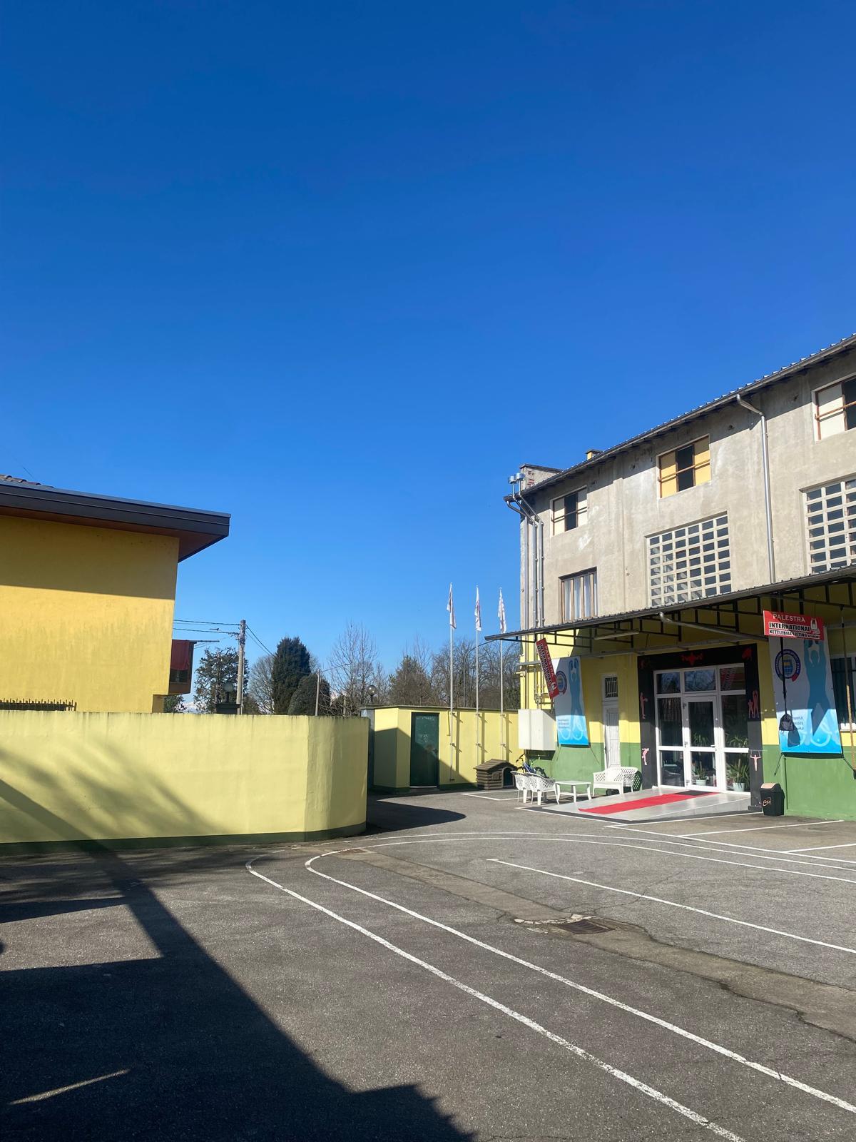 Zona carico scarico merci con baia di carico