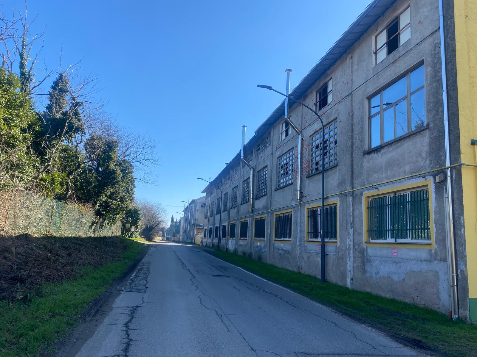 Vista notturna illuminazione esterna capannone