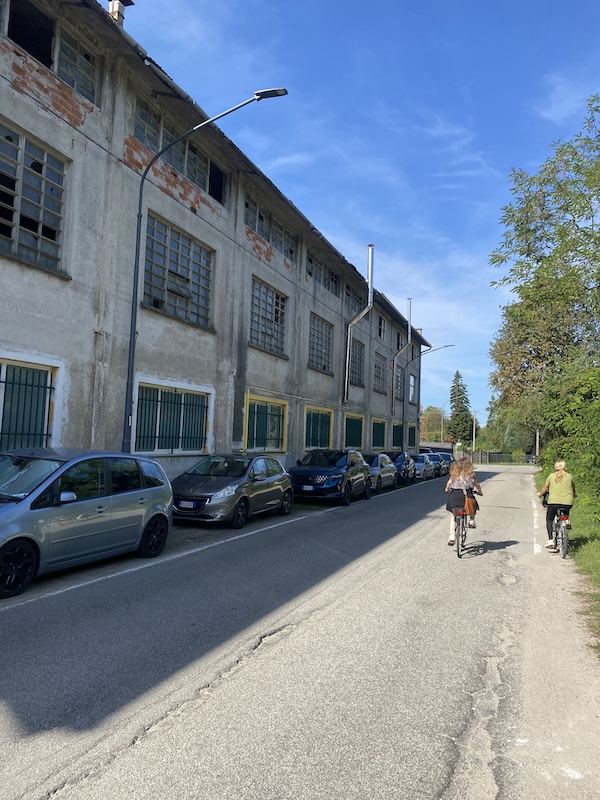 Vista angolare struttura capannone industriale