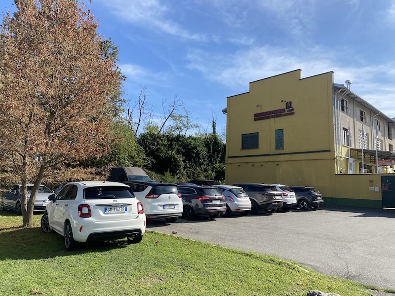 Vista frontale complesso con insegna