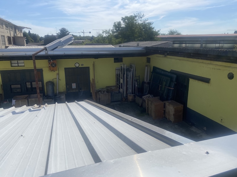 Zona spedizioni con rampa carico