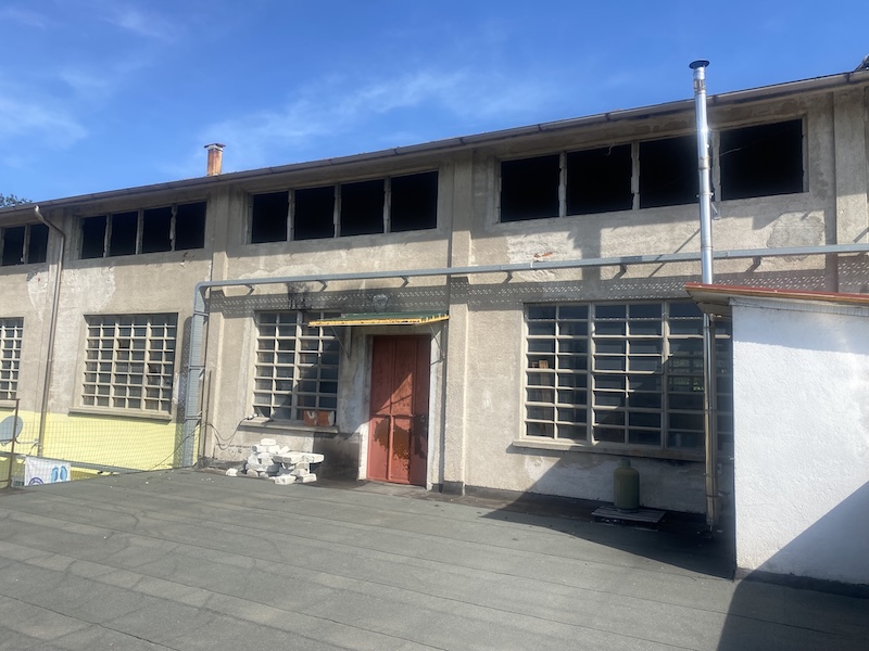 Vista completa immobile industriale da strada principale